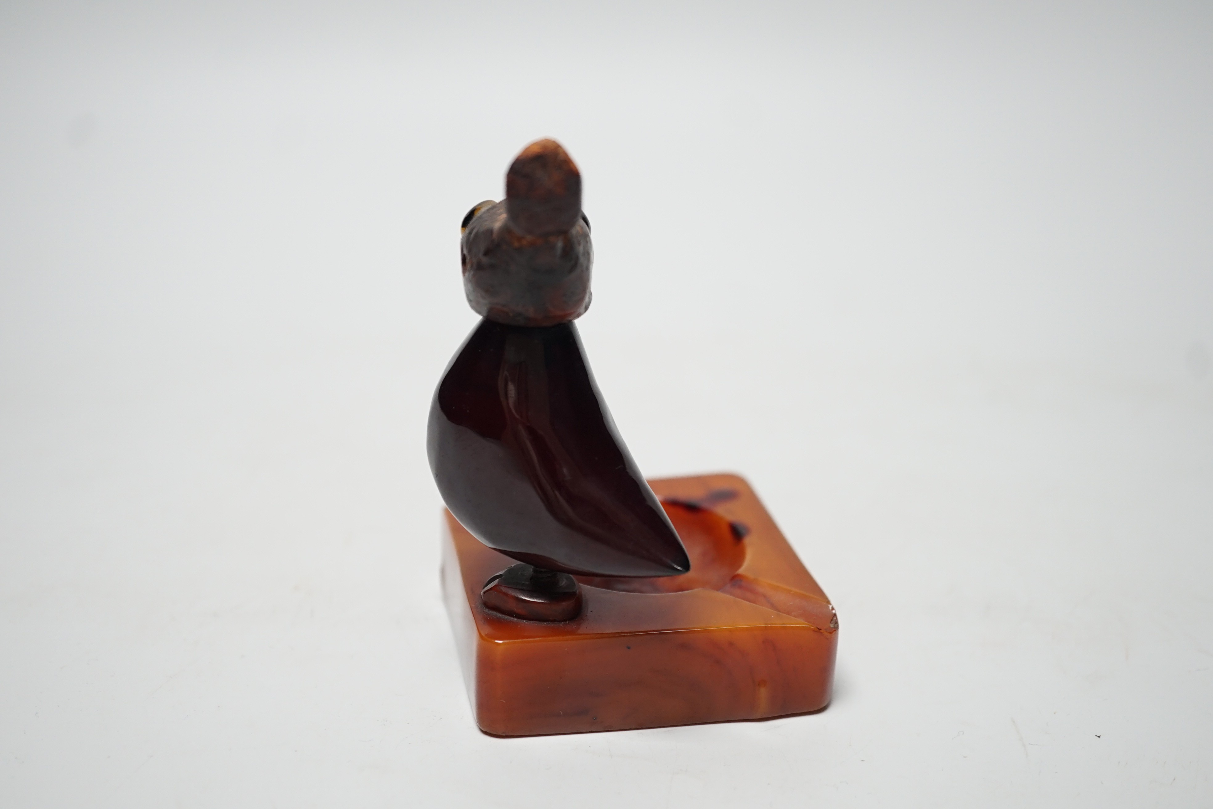 A cherry amber Bakelite and butterscotch phenolic YZ style bird ashtray, 10cm